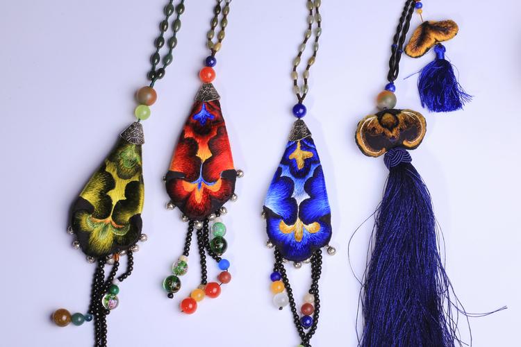 蜀繡工藝品,首飾,收藏品;銷(xiāo)售:辦公用品,服裝,鞋帽,家居用品,紡織品